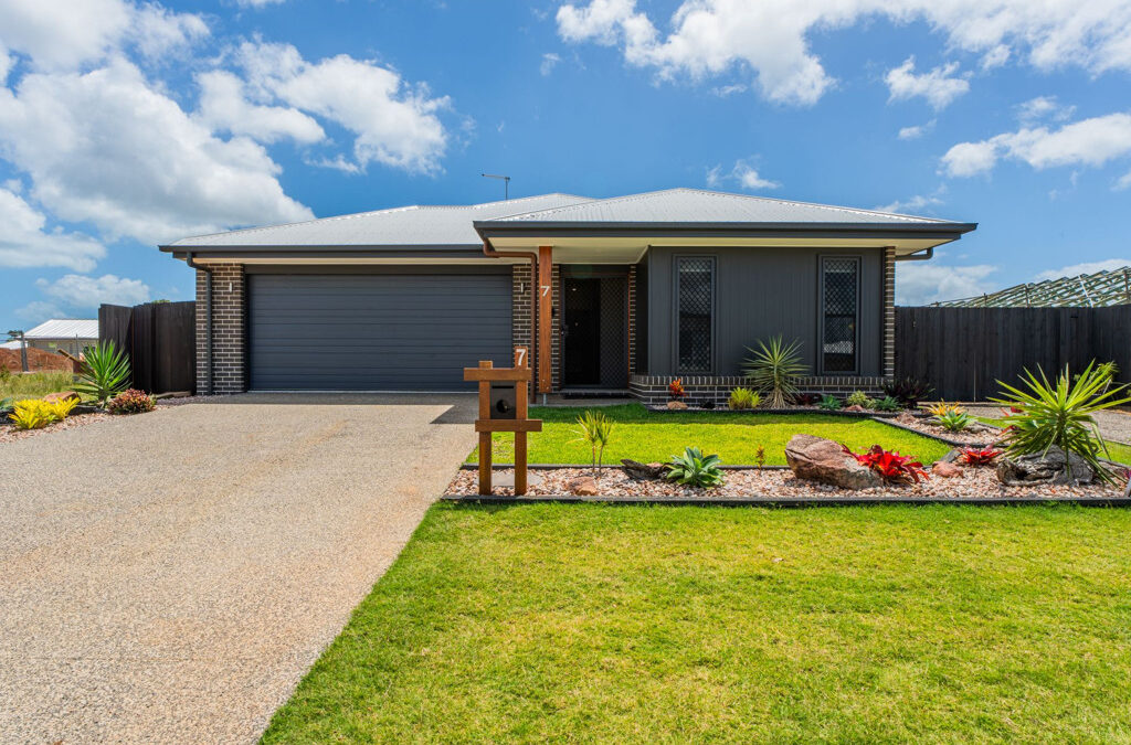 7 Bowie Avenue, KAWUNGAN  QLD  4655