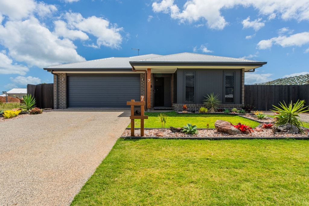 7 Bowie Avenue, KAWUNGAN, QLD 4655