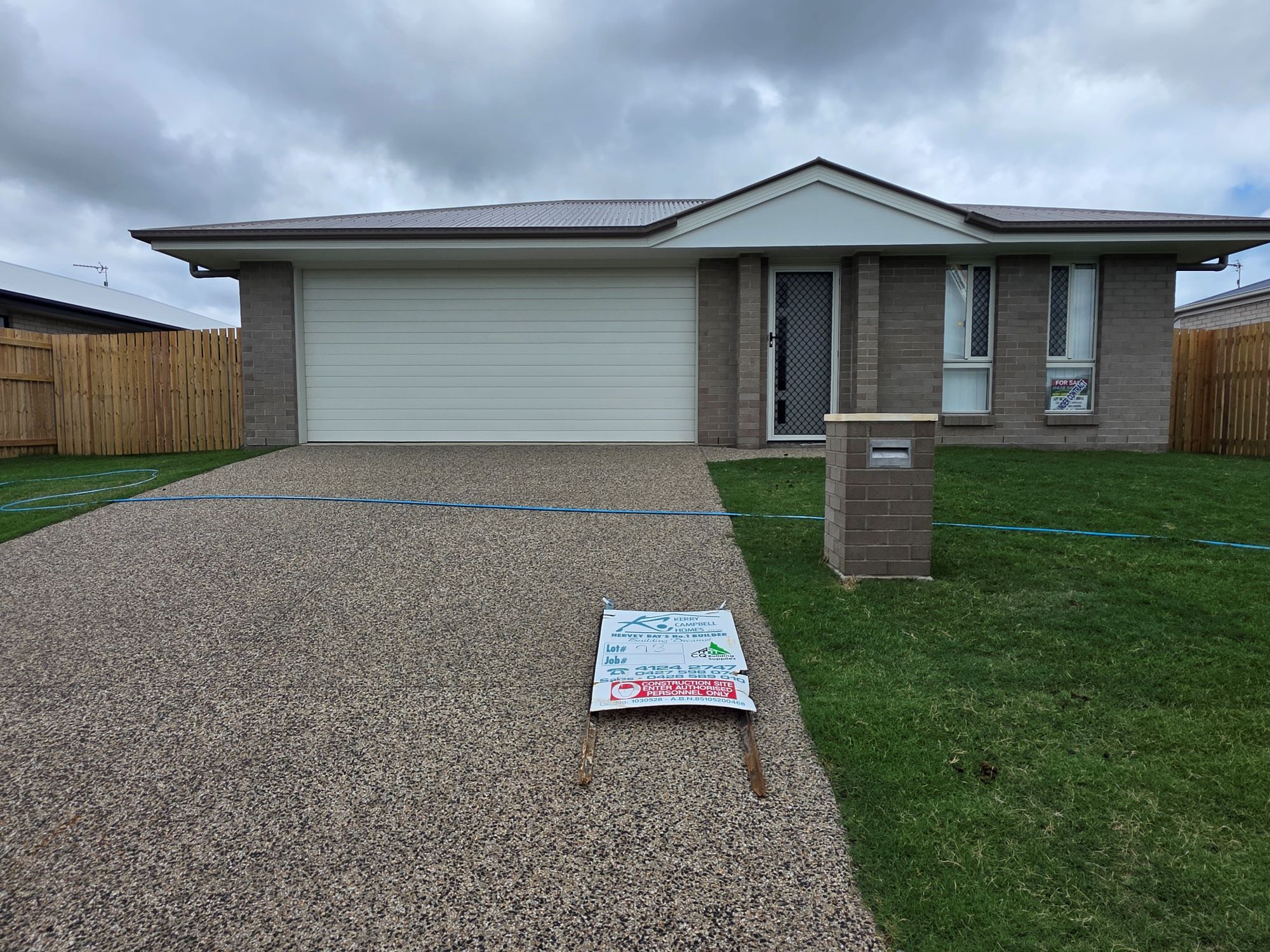 4 Blarney Drive, ELI WATERS, QLD 4655